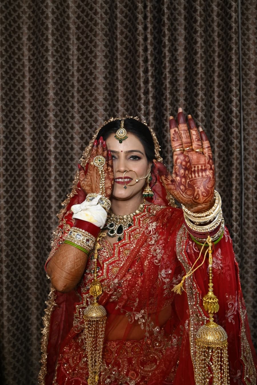 Close-up of the bride’s henna and bridal jewelry